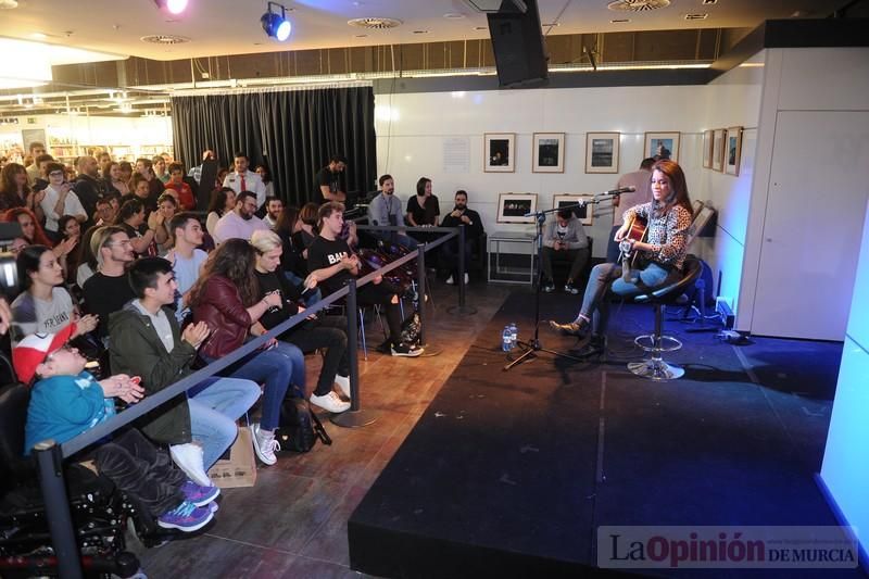 Ruth Lorenzo presenta 'Loveaholic' en la FNAC de Nueva Condomina
