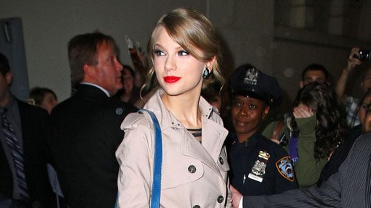 Taylor Swift apuesta por el trench para el otoño