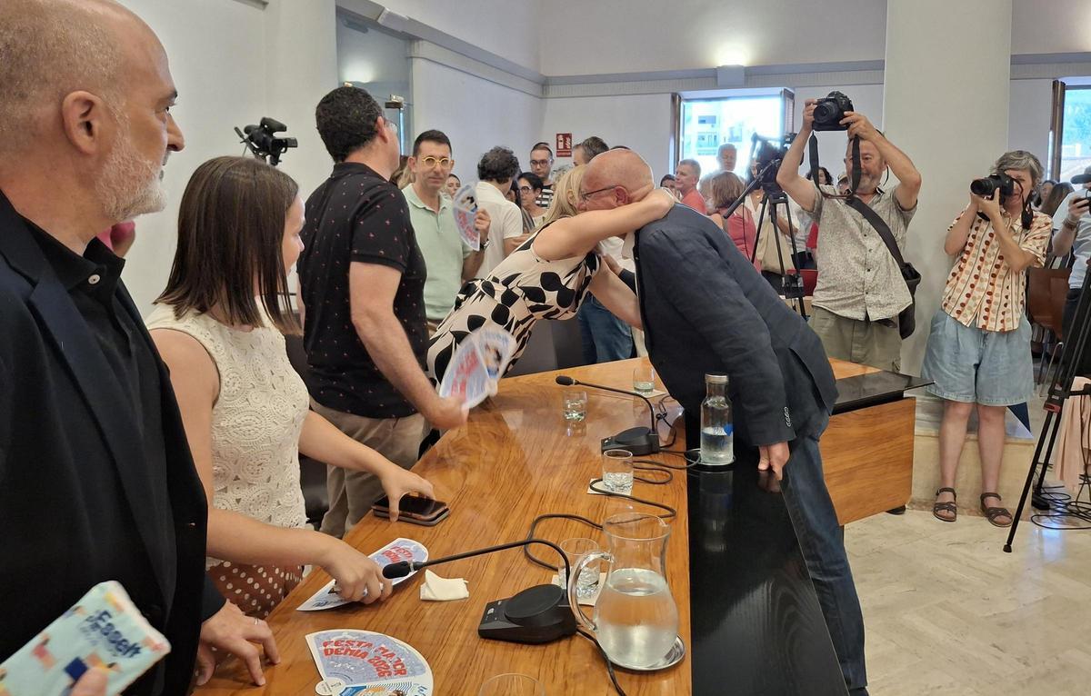 Grimalt se abraza con la concejala socialista Marta Gascó