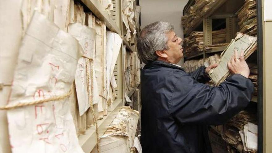 Carlos Lafuente, en el archivo de los juzgados vigueses.  // Fotos de Jorge Santomé