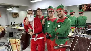 Un giro navideño en la peluquería 'Johnny García' en Cáceres: tres elfos y un Papá Noel alegran el barrio