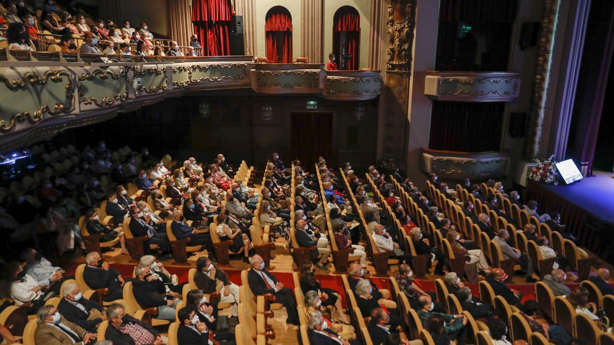 Entrega de honores y distinciones de Gijón en el teatro Jovellanos