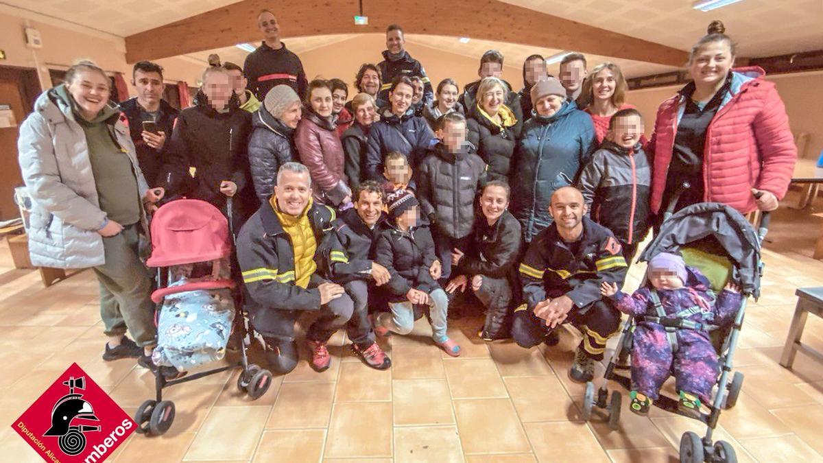 Bomberos participantes en la iniciativa junto con los refugiados que han viajado con ellos hasta España