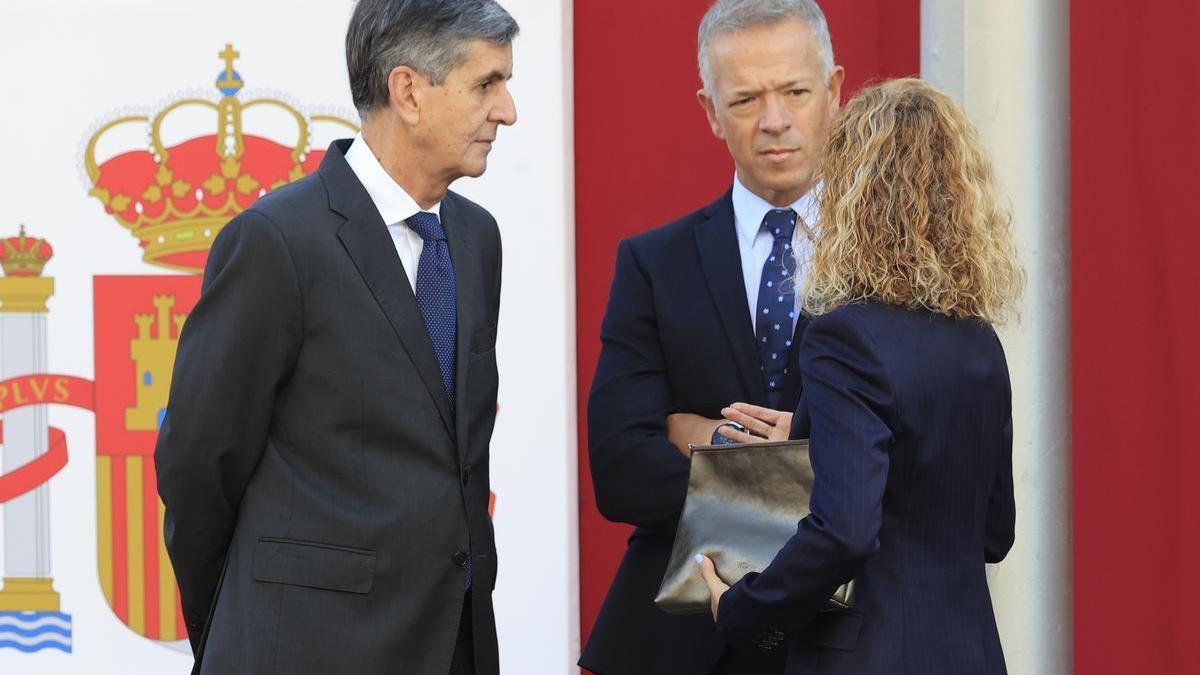 Los presidentes del Congreso, Meritxell Batet; Senado, Ander Gil (centro), y del Tribunal Constitucional, Pedro González-Trevijano conversan antes del desfile del Día de la Fiesta Nacional.