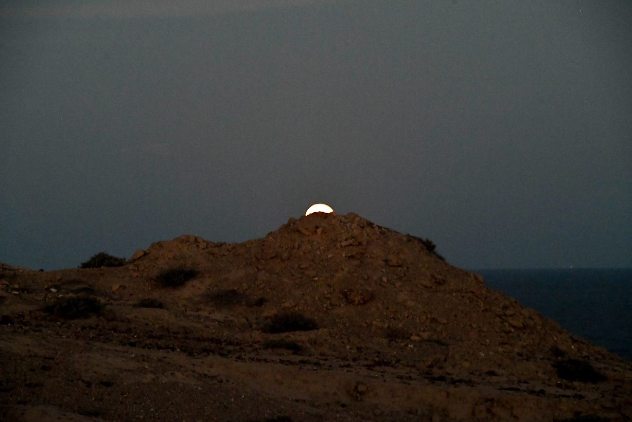 Última luna llena del año 2023 desde Arinaga y su faro