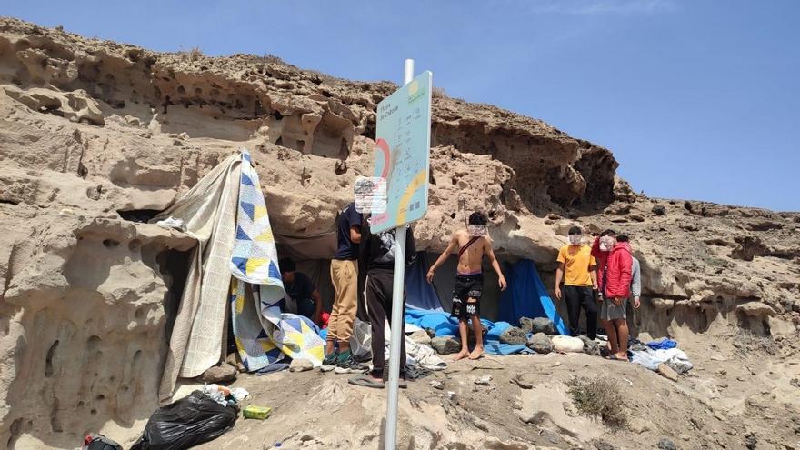 Desalojados los migrantes que habitaban en una cueva en una playa de Arinaga