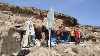 Desalojados los migrantes que habitaban en una cueva en una playa de Arinaga