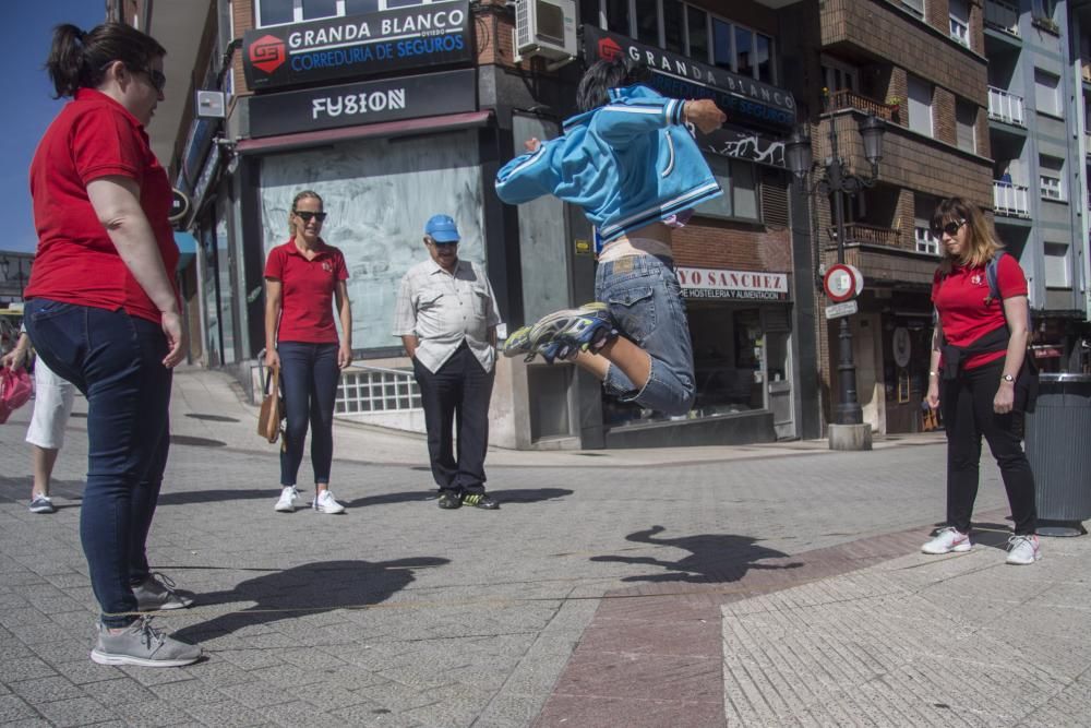 Carrera con madreñas en la calle Gascona