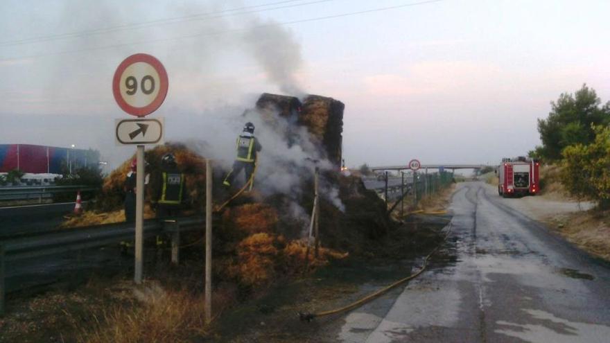 Los bomberos trabajando en el lugar