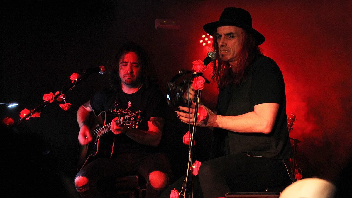 Morti y el guitarrista Víctor Fraile, en un momento del concierto.