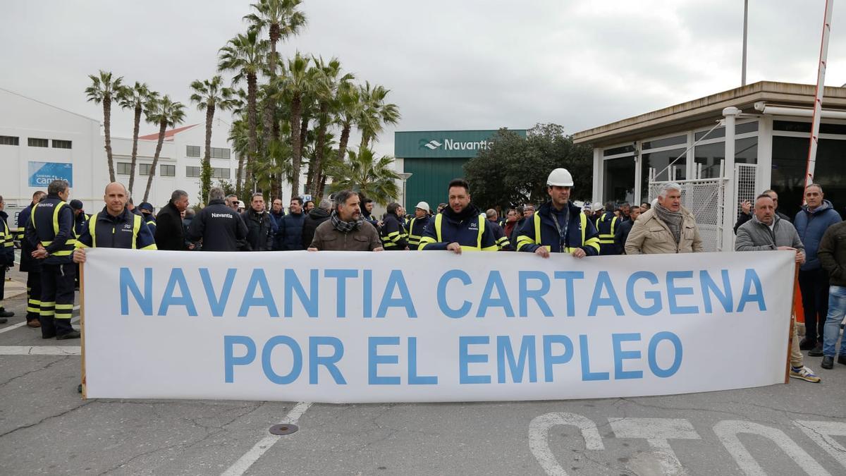 Decenas de trabajadores del astillero de Navantia, en Cartagena, se concentraron este viernes a las puertas de la factoría.