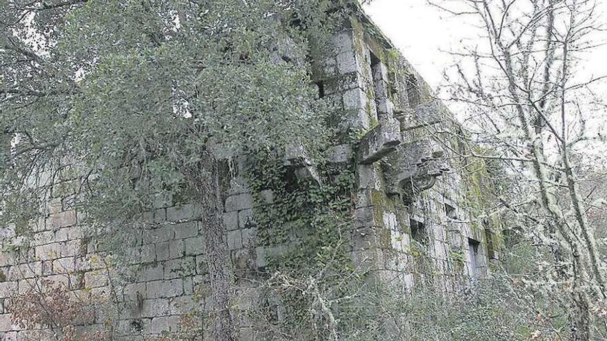 Ruinas del monasterio ourensano de Santa Comba de Naves.