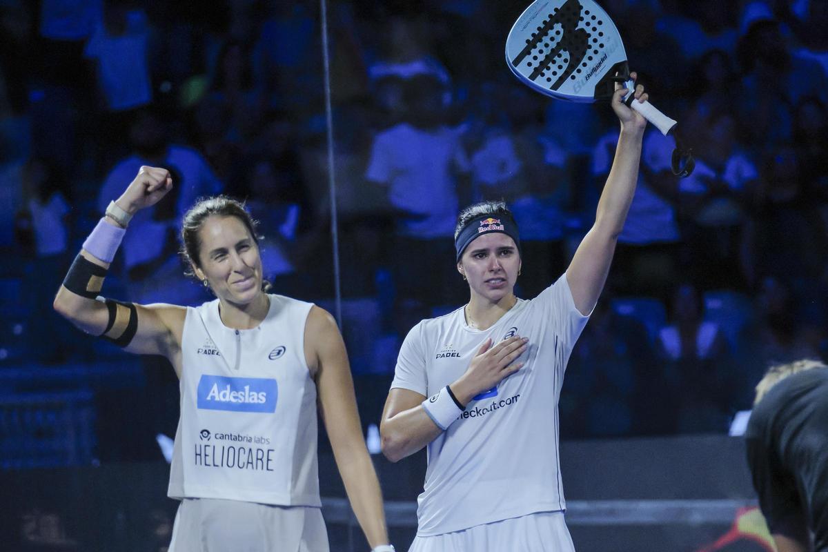 La jugadoras Gemma Triay Pons (i) y Delfina Brea (d) celebran la victoria en la final femenina del Premier Padel celebrada este domingo en el Palacio de los Deportes Martín Carpena de Málaga.