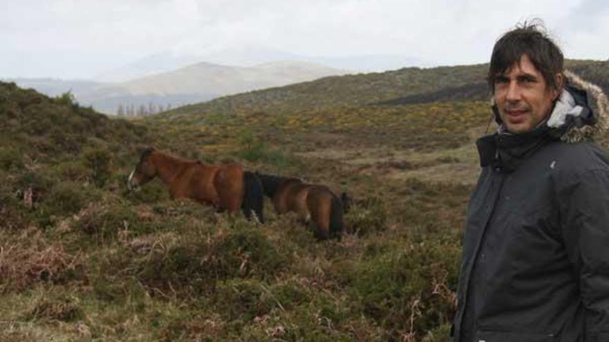 Este experto en doma natural pasó varios días observando el modo de vida de los caballos de Sabucedo.