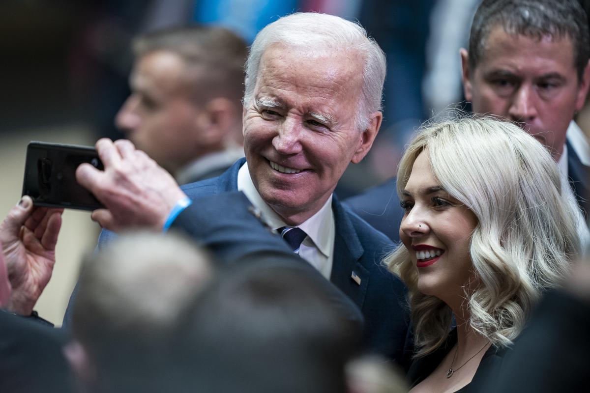 El presidente de los Estados Unidos, Joe Biden, se toma selfies con miembros de la audiencia después de pronunciar su discurso de apertura en la Universidad de Ulster en Belfast.