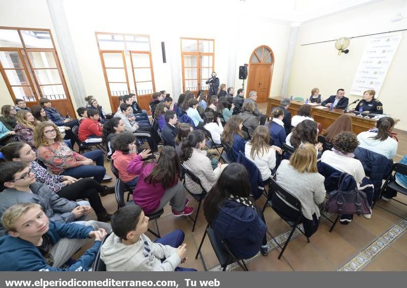 GALERÍA DE FOTOS -- Cien alumnos de Vila-real participan en una campaña de Convivencia en las Aulas