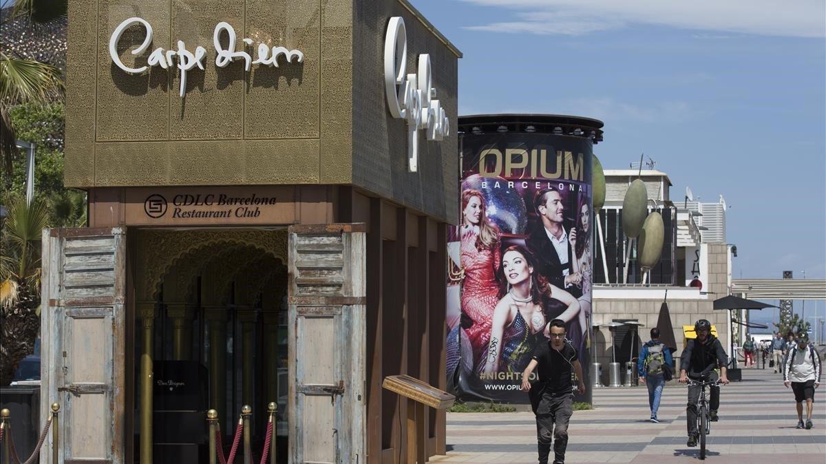 Imagen del acceso a los restaurantes-club por el paseo Marítim.