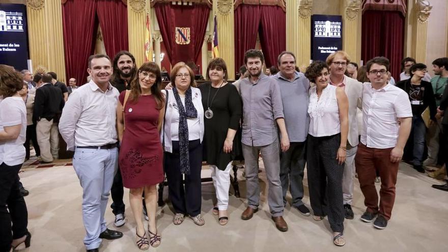 Los diez diputados de Podemos en su estreno en el Parlament, cuando todavía se las prometían felices.