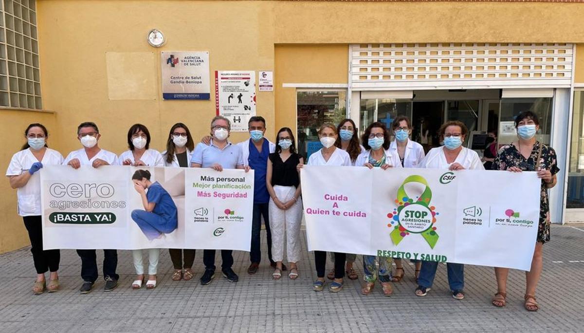 Protesta a las puertas del centro de salud de Beniopa tras las últimas agresiones, en una imagen de archivo.