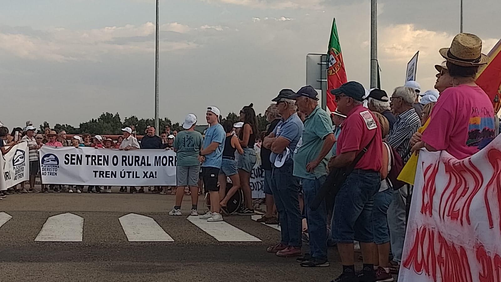 GALERÍA | Maeiva concentración por los horarios del AVE en Sanabria