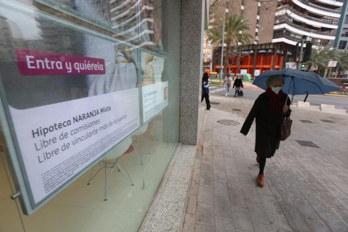 Un cartel anuncia una hipoteca en una sucursal de Alicante.