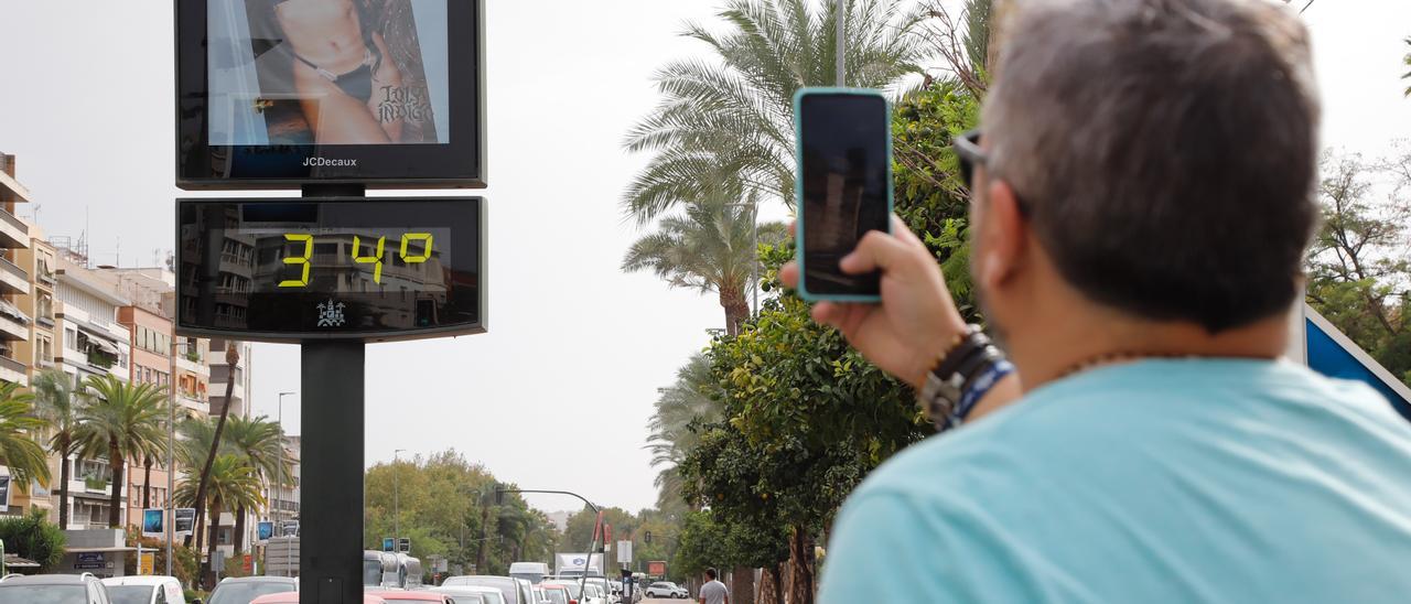 Un termómetro urbano marcando este martes 34 grados, antes de subir algo más y alcanzarse los 35.