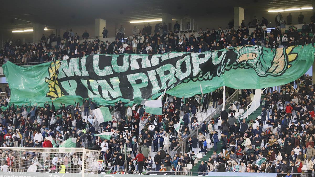 La afición blanquiverde en El Arcángel en el Córdoba CF- Real Madrid Castilla