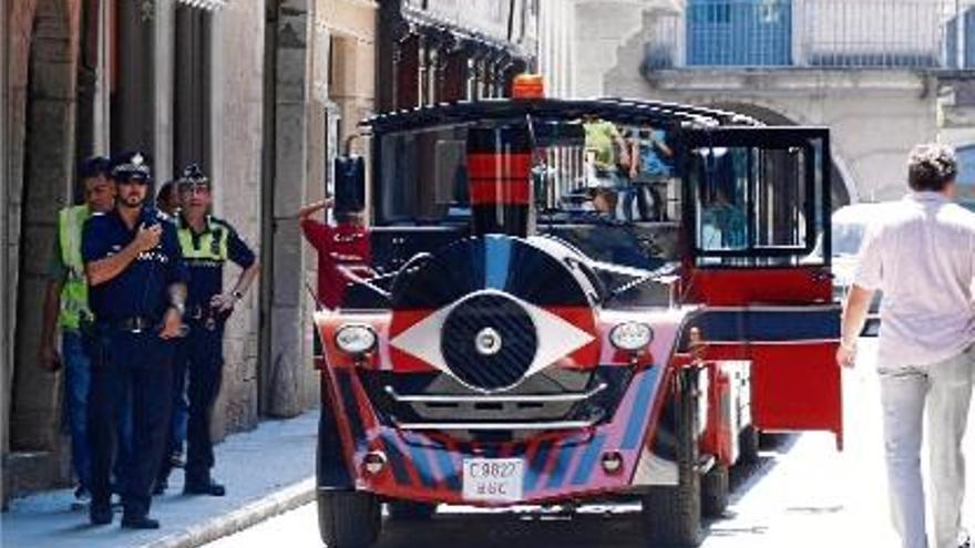 El trenet turístic, durant una avaria que va patir al mig del carrer Ciutadans.