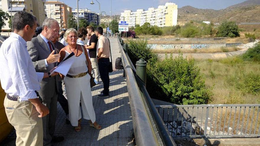 De la Torre y Porras inspeccionaron ayer las tareas de limpieza de los arroyos.