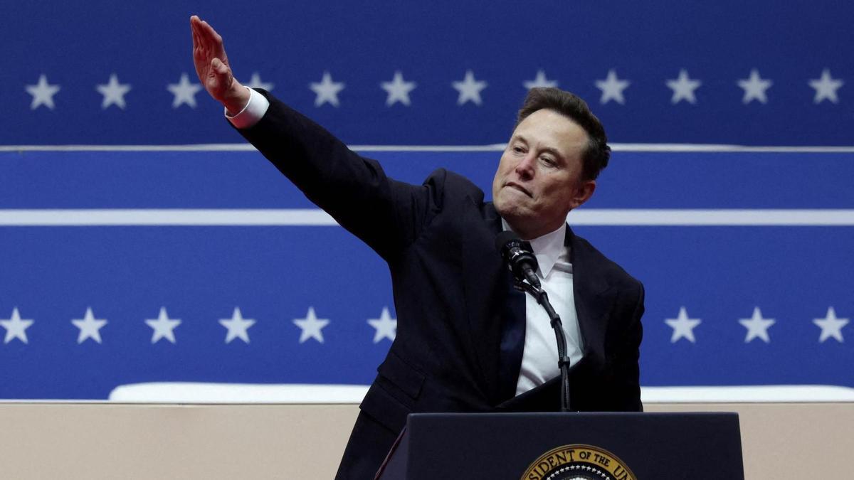 Musk saludando