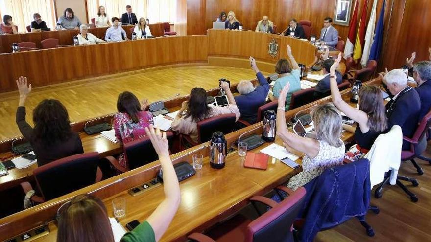 El PSOE vota en solitario a favor del trasvase por la vía de urgencia para Eiras. // Alba Villar