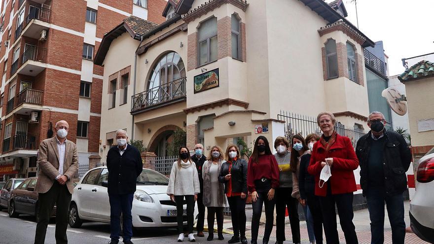 El presidente Juan Sánchez (izq.) y parte del equipo del Teléfono de la Esperanza, en la sede de Hurtado de Mendoza. | ÁLEX ZEA