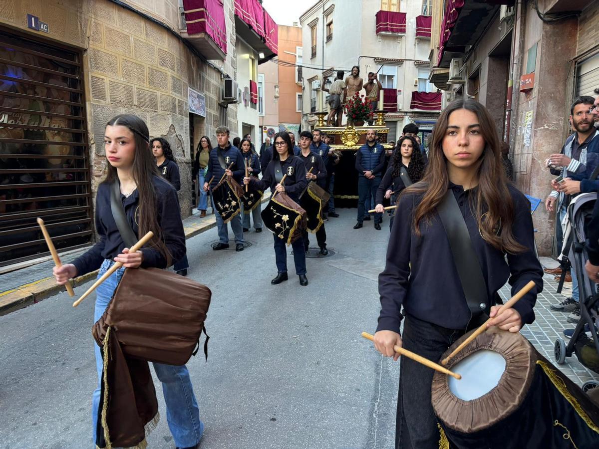 Las bandas de cornetas y tambores ponen la nota musical.