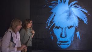 La exposición ’Warhol. El arte mecánico’ recorre en CaixaForum toda la trayectoria del artista más icónico del siglo XX.