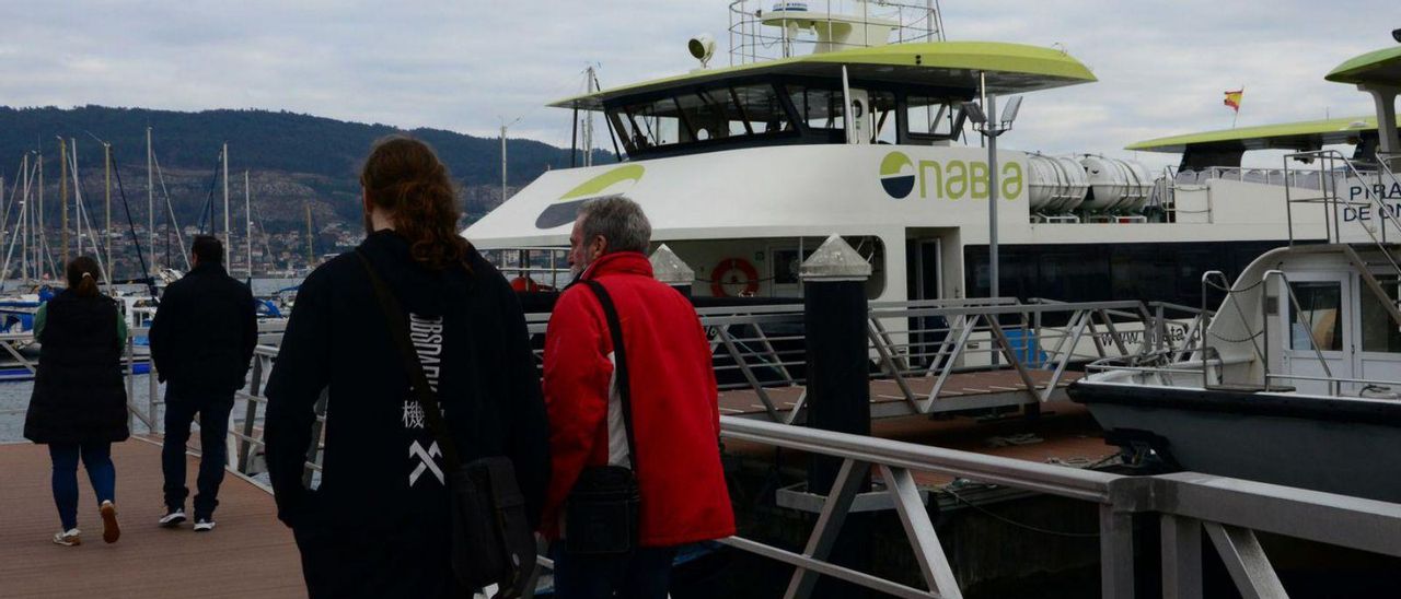 Salida, ayer, del barco de pasaje desde el muelle moañés. |  GONZALO NÚÑEZ