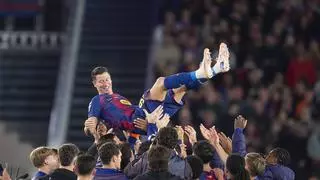 El Barça regala una victoria a un emocionado Lewandowski, que se despide sin poder marcar