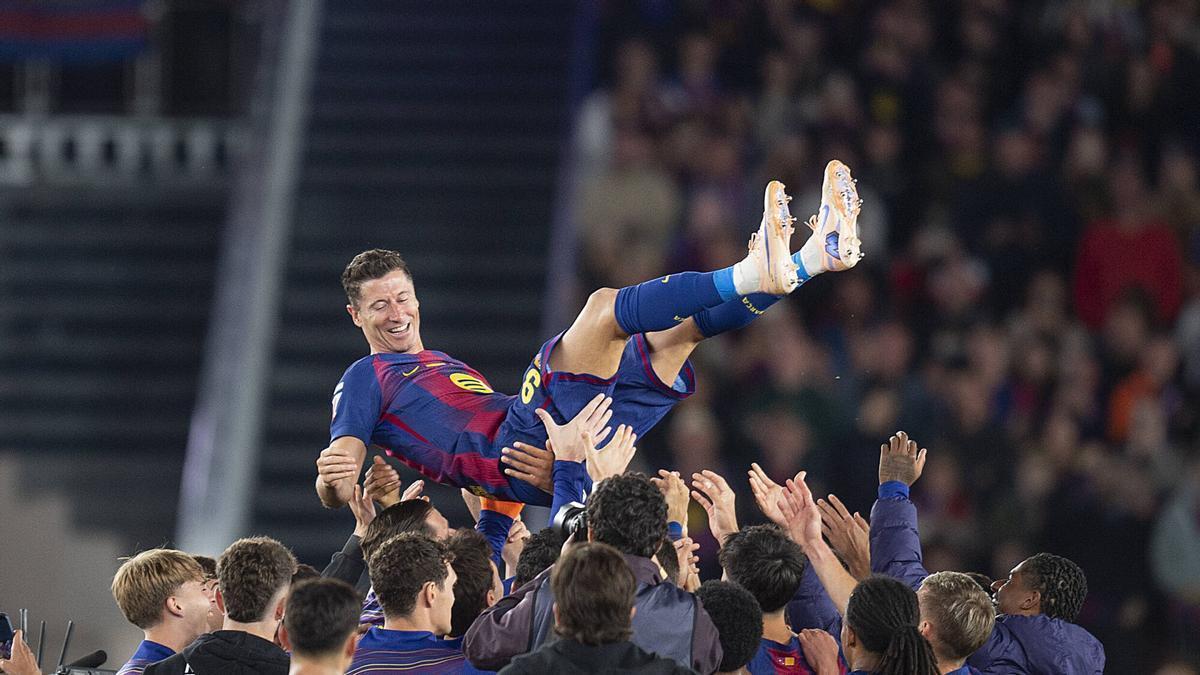El Barça regala una victoria a un emocionado Lewandowski, que se despide sin poder marcar