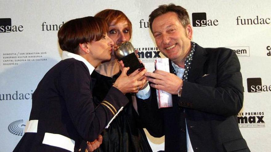 Raquel Huergo, directora de la Fundación Municipal de Cultura de Gijón; Marián Osácar, directora de Feten, y Humberto Fernández, coordinador de Feten, con el premio &quot;Max&quot; entre sus manos.