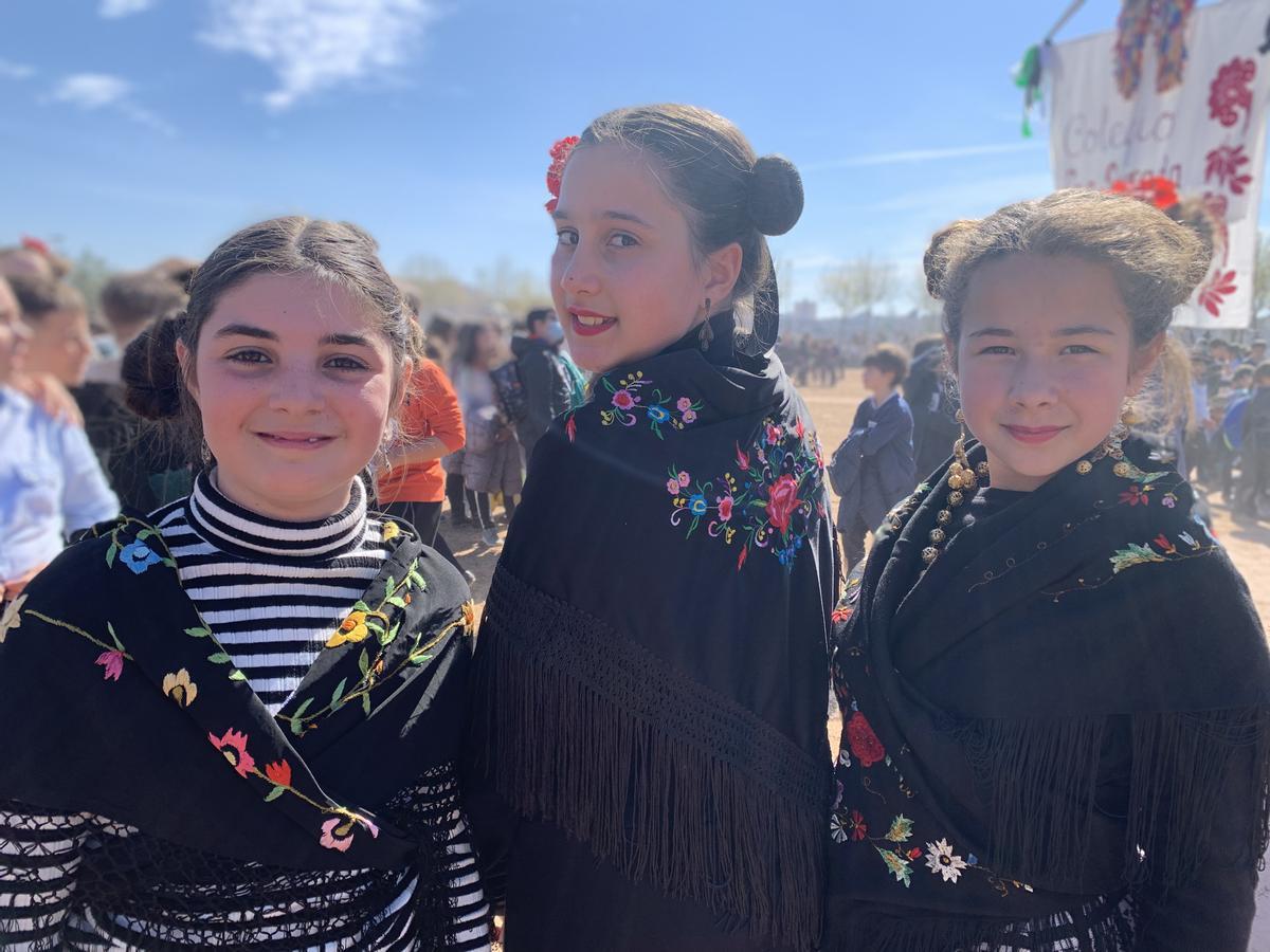 Celia, Nayara y María desempolvaron los trajes familiares.