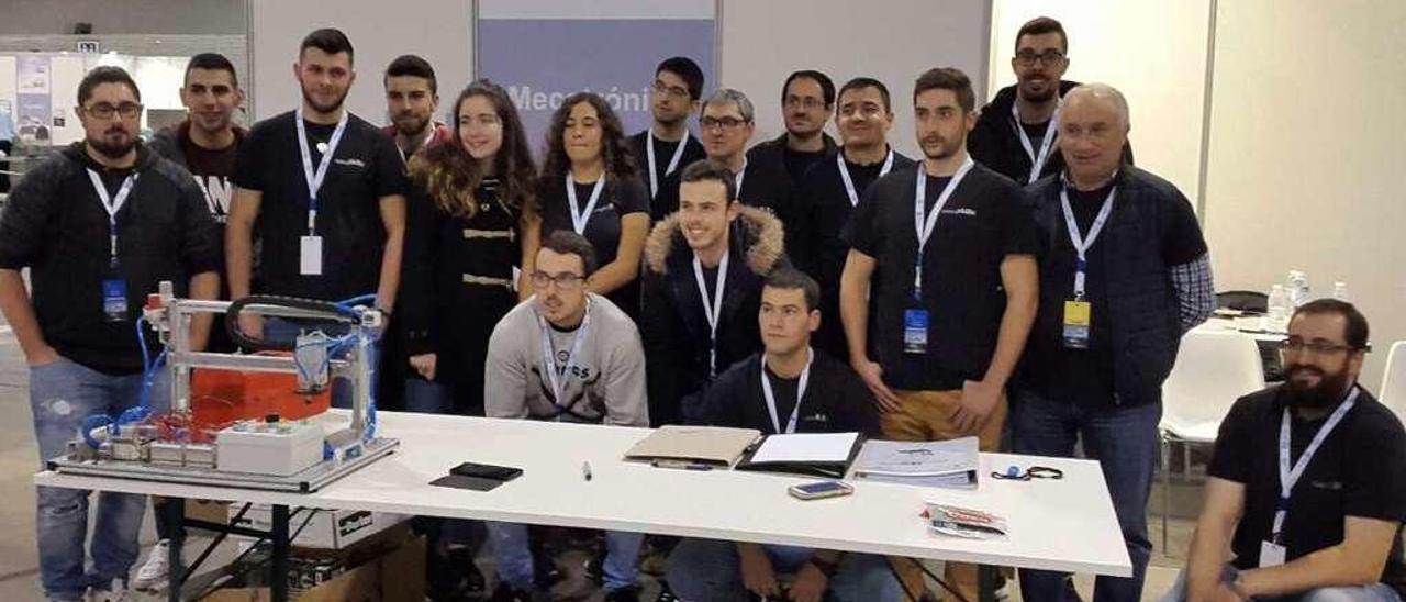 Los dos alumnos vigueses del ciclo de Automatización premiados (agachados, en el centro de la imagen) junto a su tutor (2º por la derecha) y el resto de participantes en la competición.