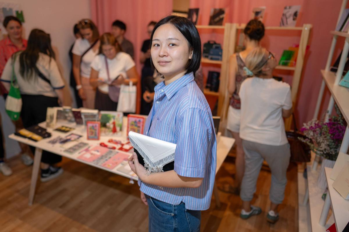 Barcelona. JingJing Yang, fundadora de la papelería Entropía, posa junto a las nuevas agendas Hobonichi durante su exposición en el establecimiento, antes de su salida a la venta. 25 de agosto de 2026. Cultura. AUTOR: ZOWY VOETEN