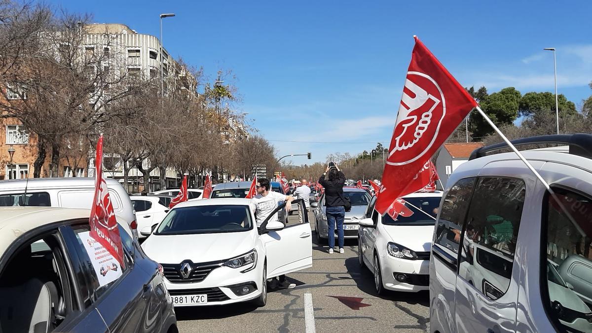 Caravana de protesta de UGT que ha desfilado este martes en protesta por las calles de Córdoba.