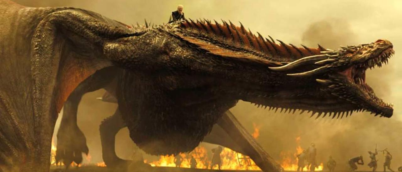 Daenerys Targaryen sobre su dragón, Drogon, en una escena de la serie.