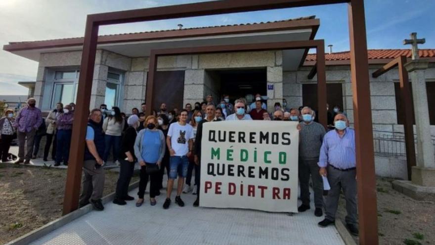 Vecinos de Pazos de Borbén protestan en el centro de salud por la falta de personal