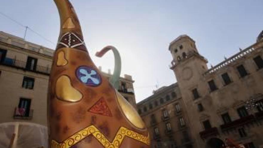 Espadero trasladó ayer una jirafa de la Hoguera Oficial y otras piezas a la plaza del Ayuntamiento.