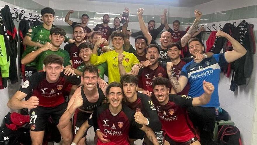 Los futbolistas del Salerm Puente Genil celebran su triunfo en Ceuta.