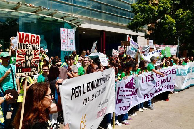 Cerca de 500 personas marchan en Torrent para defender la educación pública