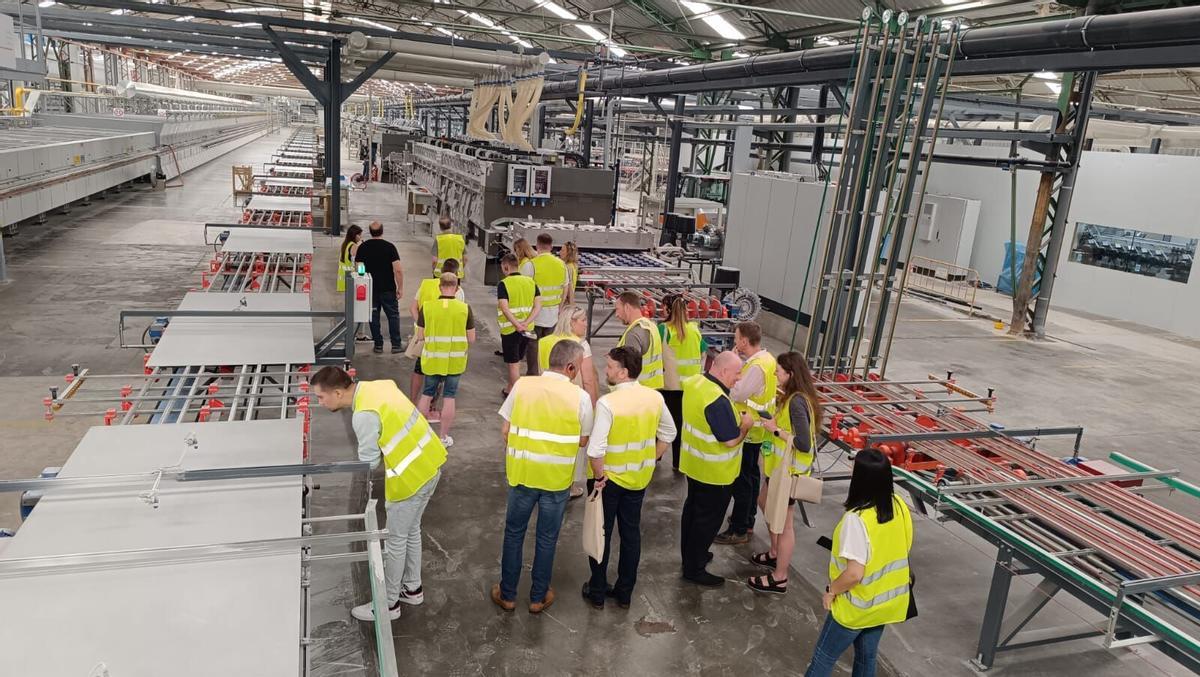Visita de distribuidores del Reino Unido a una fábrica de cerámica, en una misión comercial de junio.