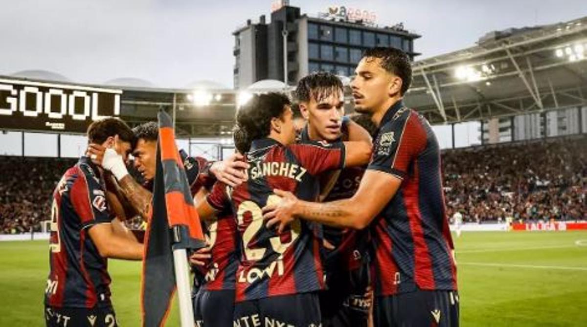 El Levante celebra el gol de Carlos Espí