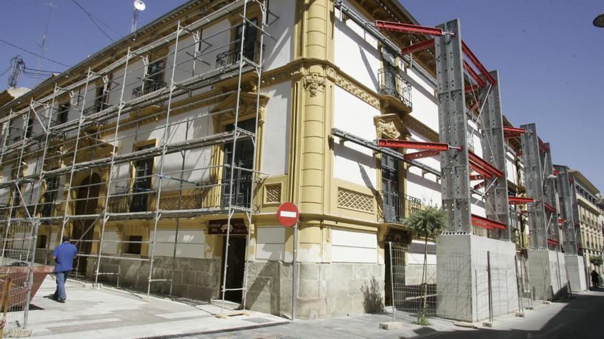 La fachada del Casino de Lorca fue restaurada hace años tras resultar dañada por los terremotos.